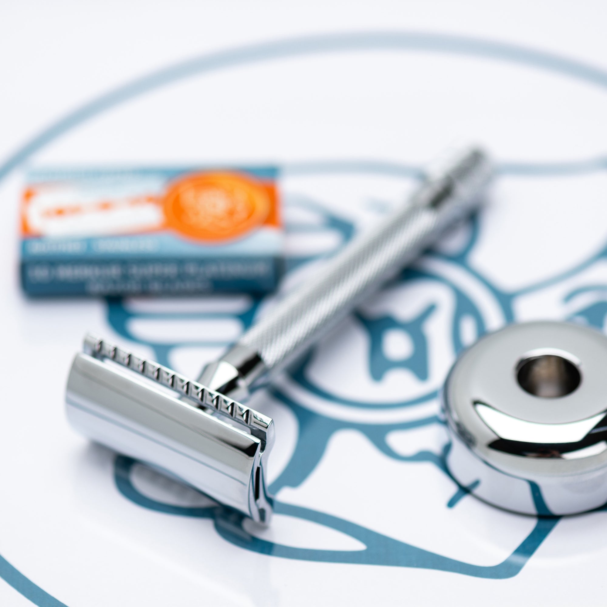 Merkur Razor Set 2-pieces ( Razor 23 001, and Stand 4005 001), Bright Chrome, MK-2381001 - BarberSupplies Canada