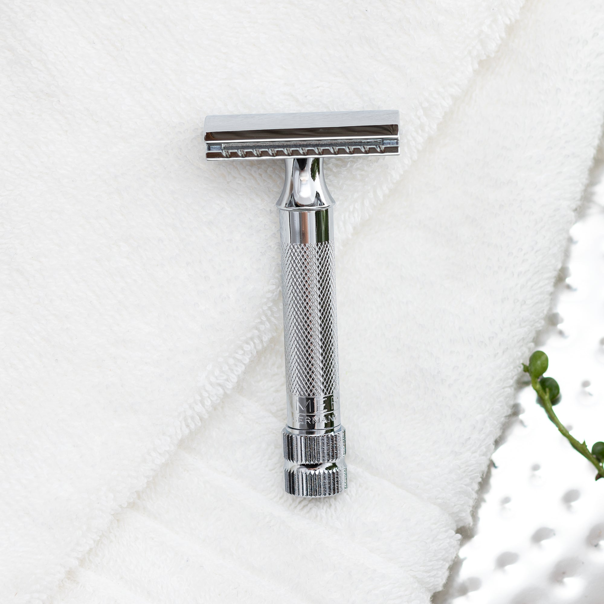 Merkur Double Edge Safety Razor, Straight Cut, Extra Thick Handle, Chrome - BarberSupplies Canada
