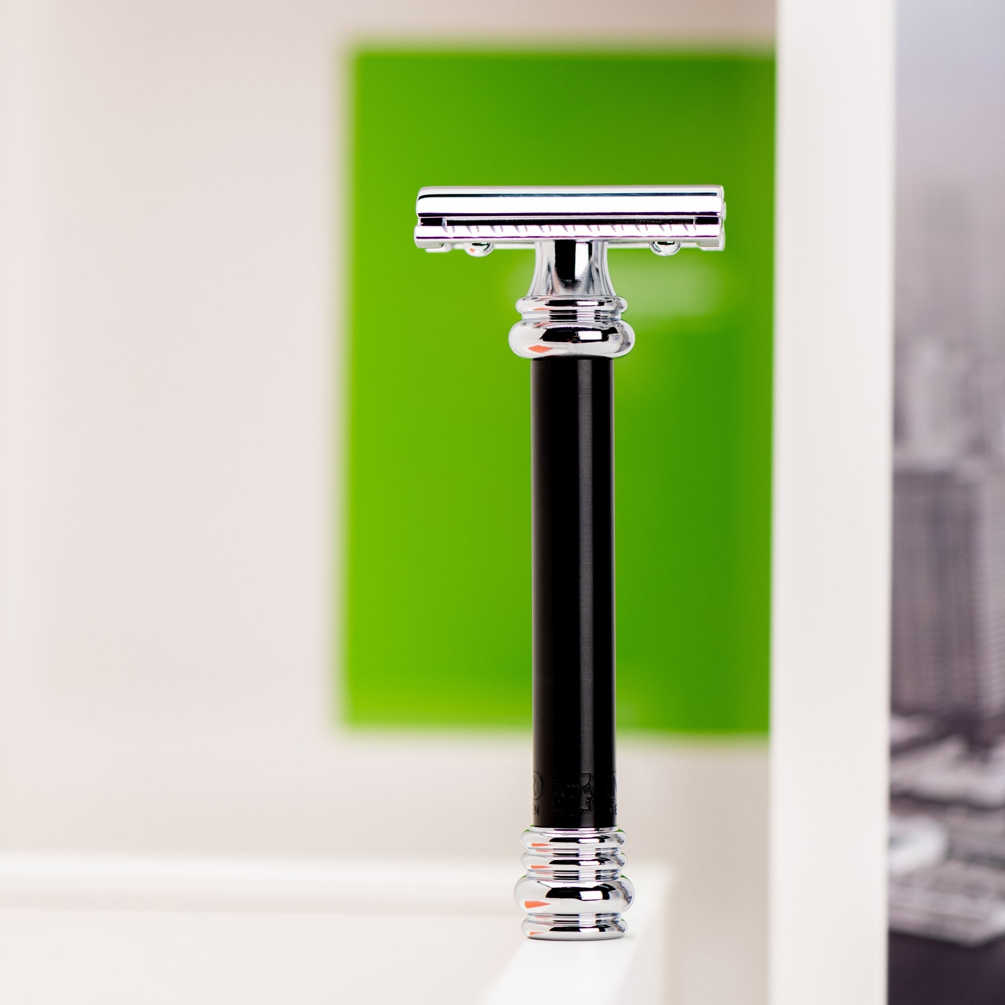 MERKUR Double Edge Safety Razor with Straight Cut and Extra Long Handle in Black - BarberSupplies Canada