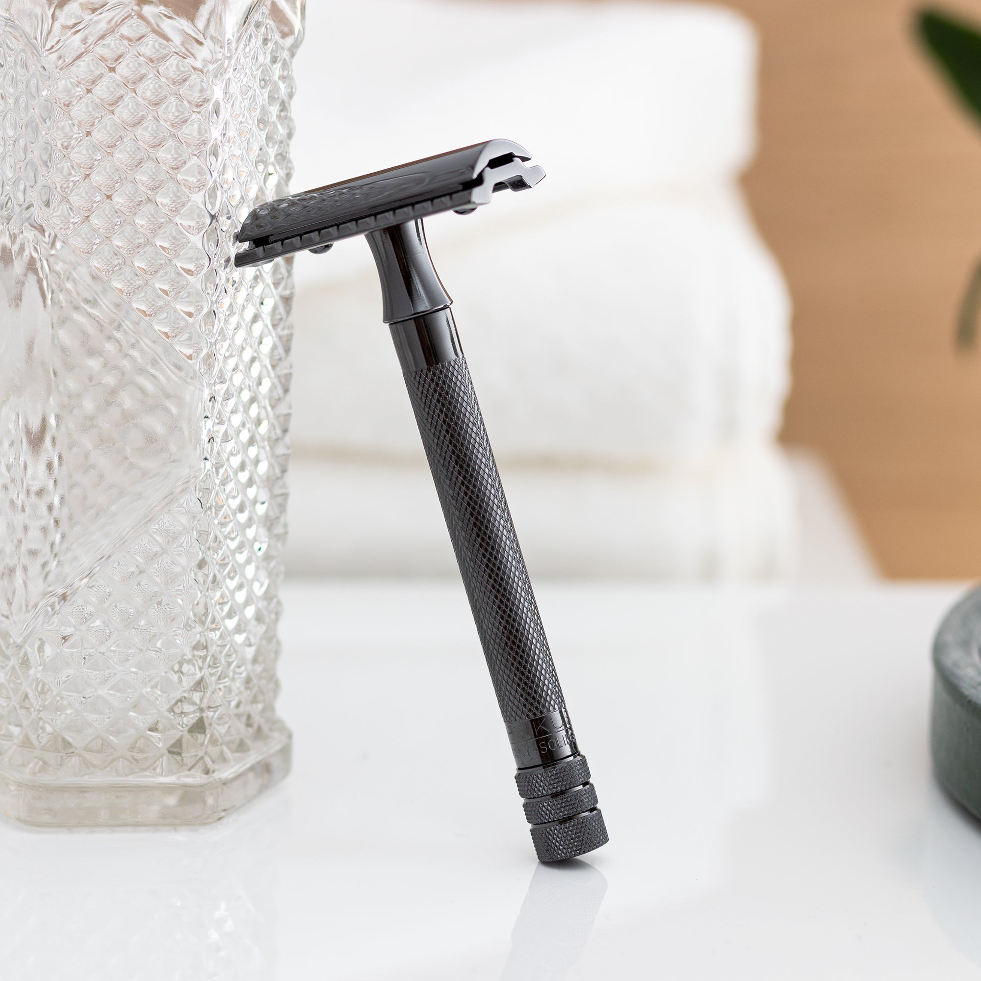 Merkur 23B Double Edge Safety Razor, Straight Cut, Extra Long Handle, Black PVD Coated - BarberSupplies Canada